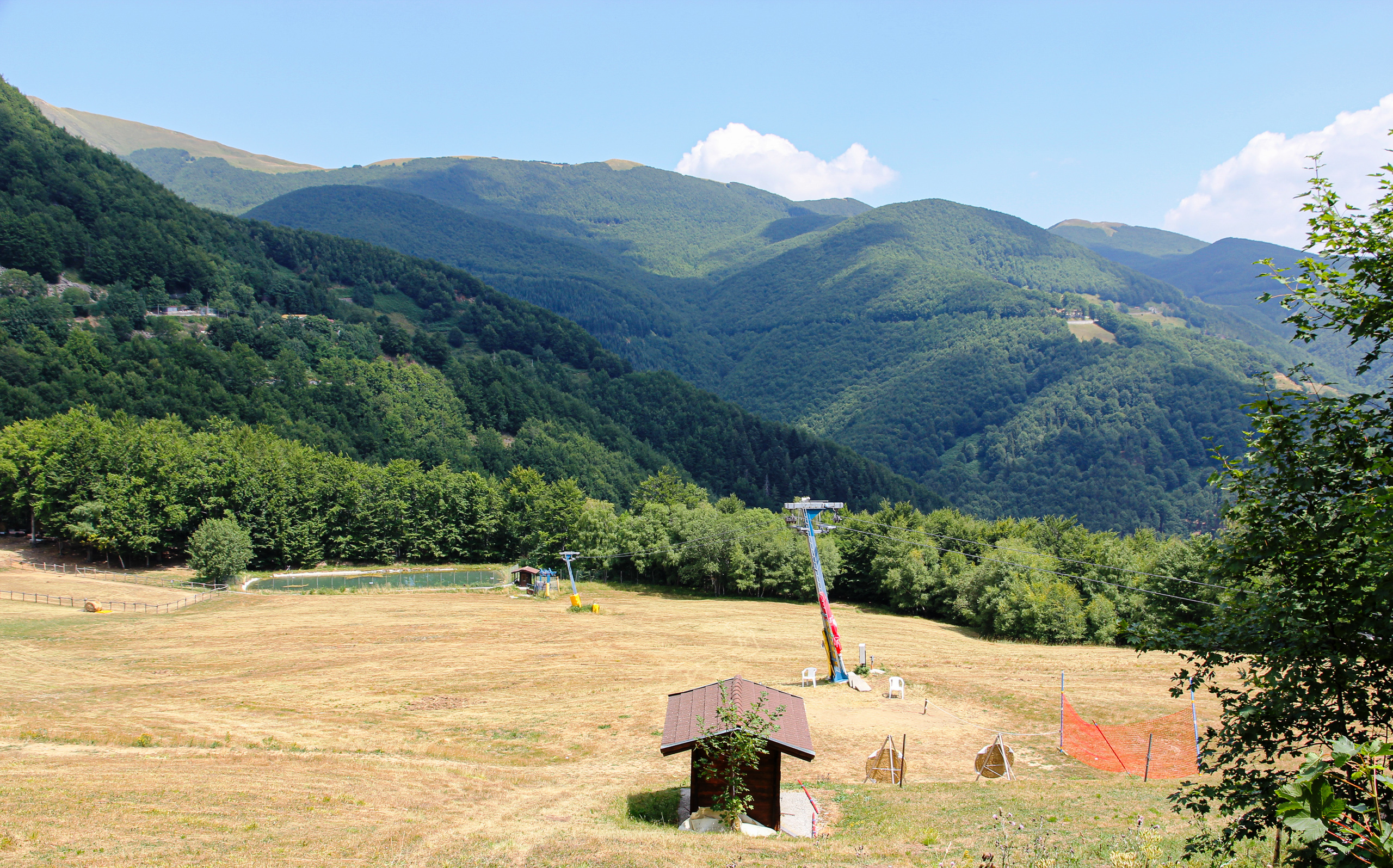 Der Lift steht still – im Sommer ist die Piste eine gemähte Wiese